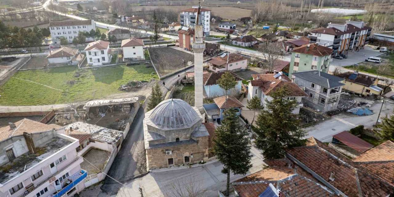 Tokat’ta Yıllara Meydan Okuyan Cami Vandallara Direnemedi