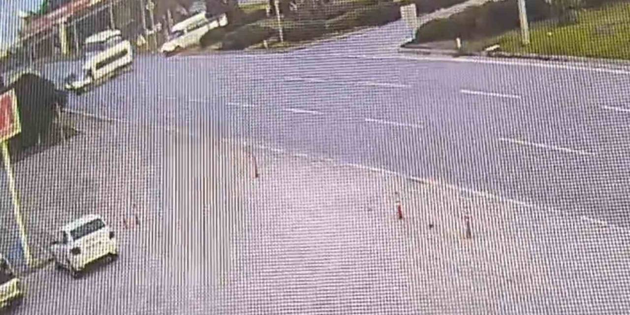 Servis Minibüsü İle Kamyonet Çarpıştı: 8 Yaralı