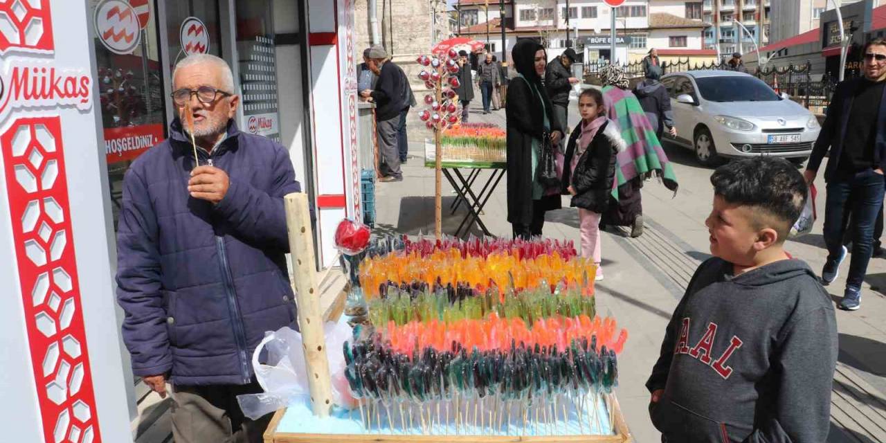 Bu Satıcı Bağırmıyor, Horoz Gibi Ötüyor