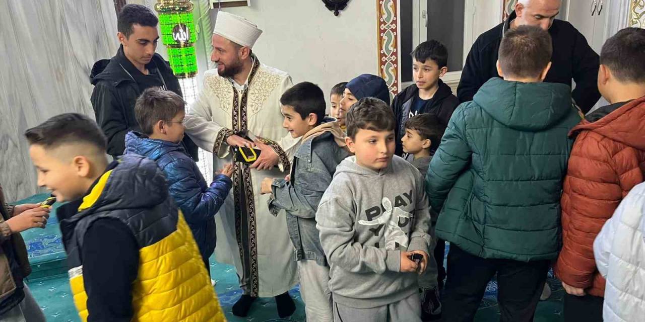 Teravih Namazına Giden Çocuklara Çikolata Dağıtıldı