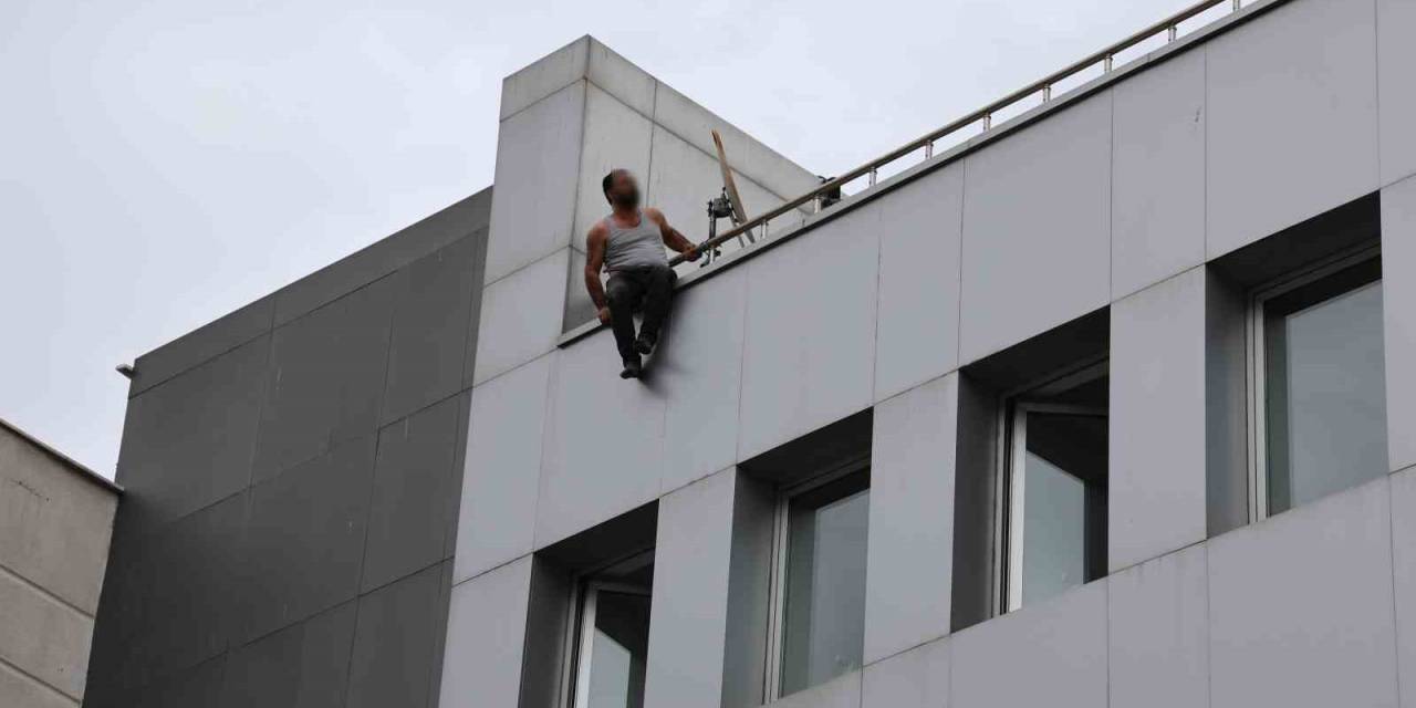 Konya’da Çatıya Çıkan Kişi, Polis Ekiplerince İkna Edildi