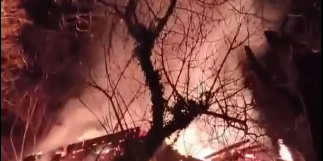 Sinop’ta 2 Katlı Ahşap Ev Alevlere Teslim Oldu