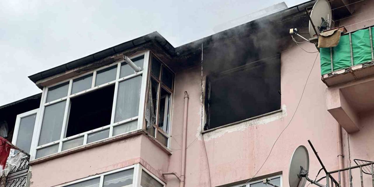 Alevlere Teslim Olan Apartman Dairesi Kullanılamaz Hale Geldi: 1 Yaralı