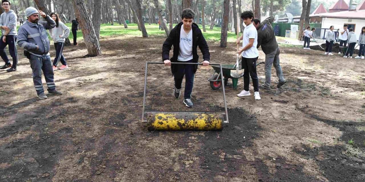 Konyaaltı’nda Öğrenciler Hayatpark’ı Çimlendirdi