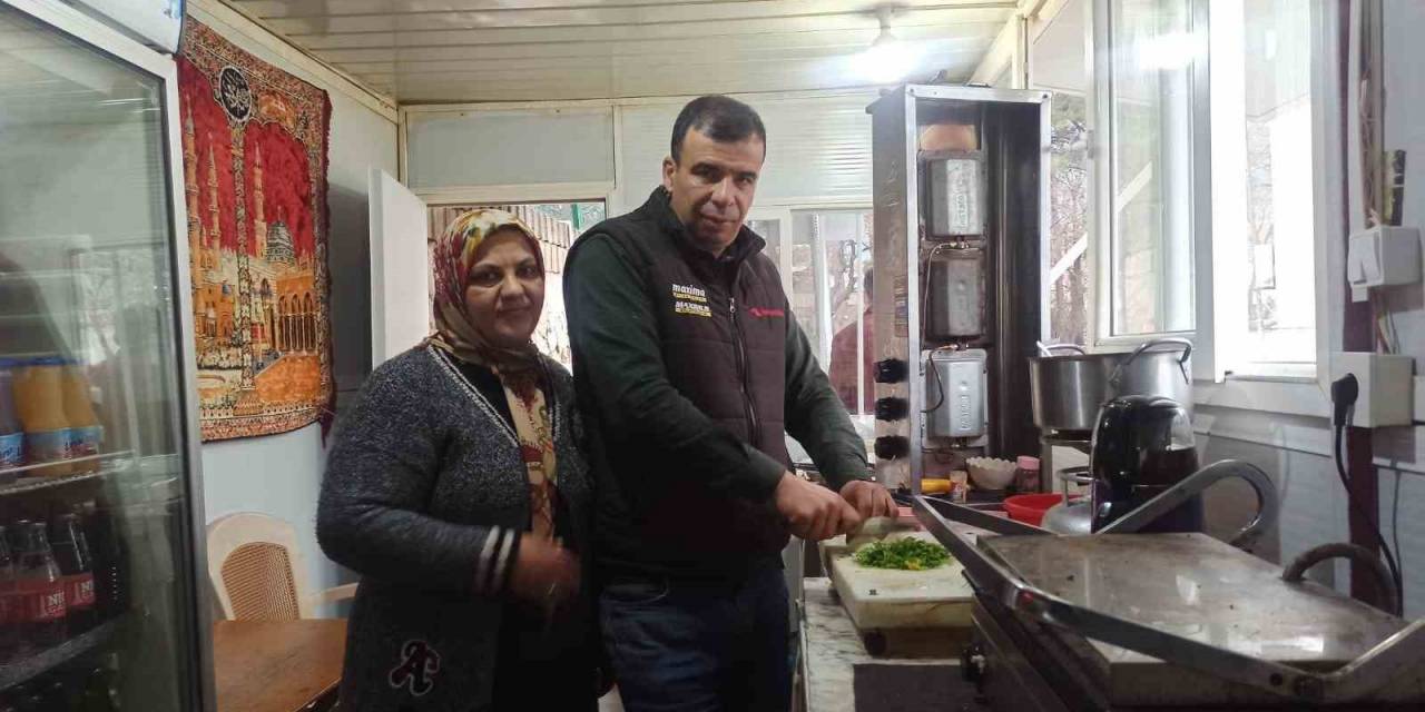 İş Yerleri Yıkılan Depremzede Çift, El Ele Verip Tekrar İş Yeri Açtı