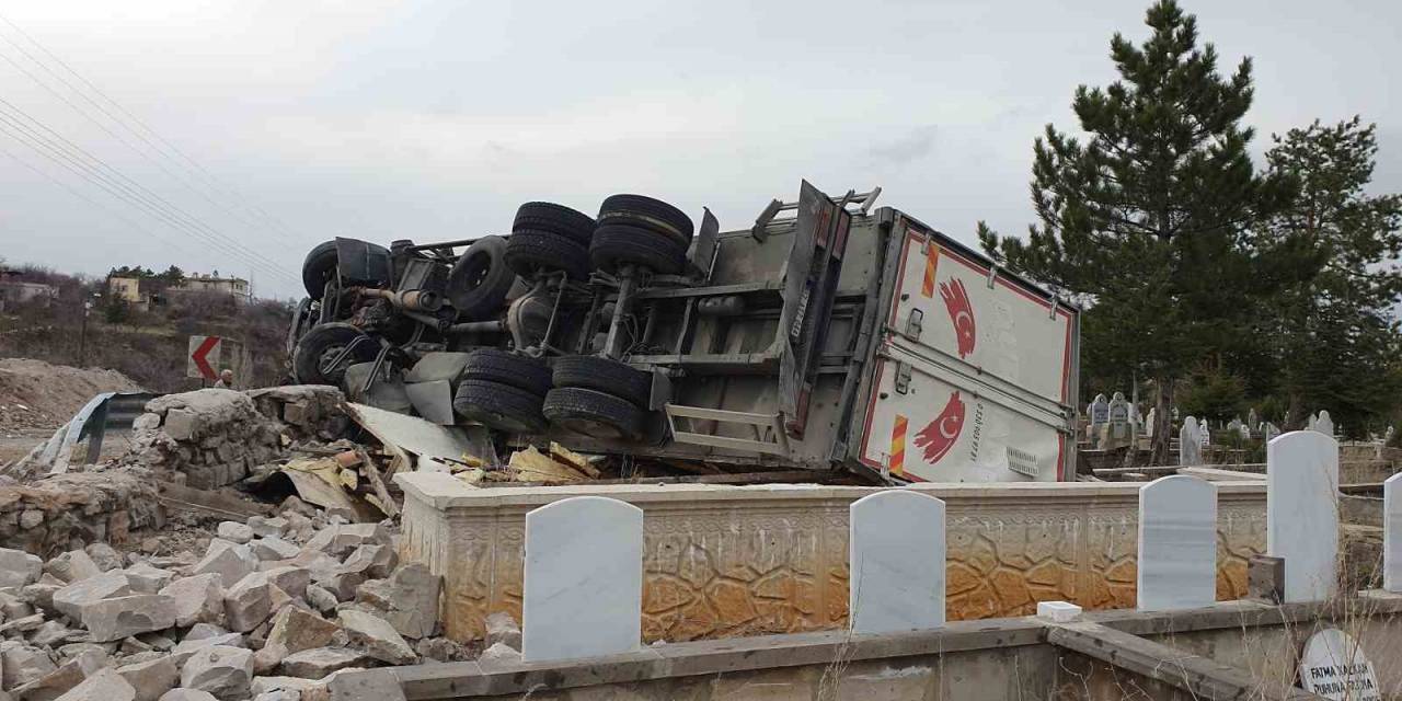 Virajı Alamayan Tır Mezarlığa Devrildi: 1 Yaralı