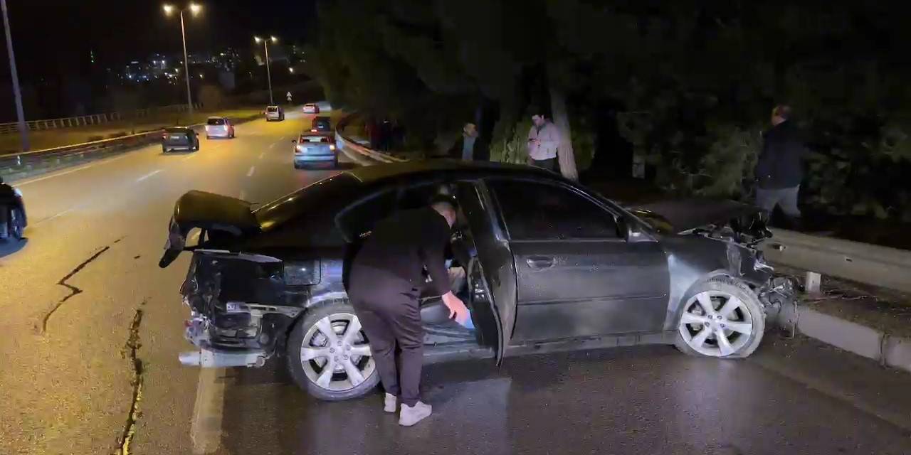 Bariyere Çarpan Otomobilin Sürücüsü Yaralandı