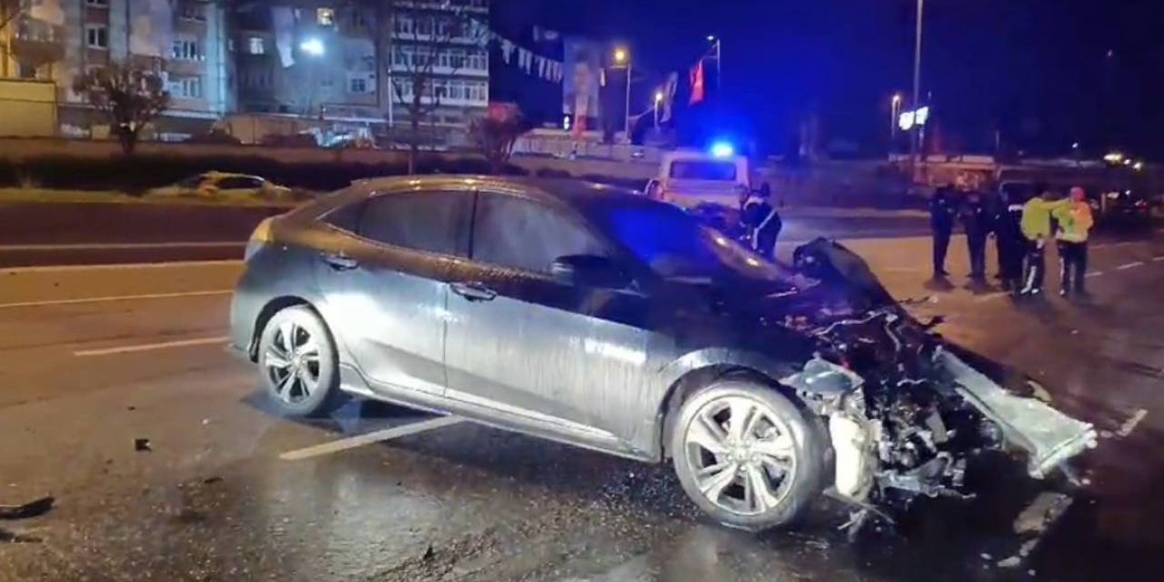 Esenler’de Otomobil Seyir Halindeki Servis Minibüsüne Çarptı: 2 Yaralı