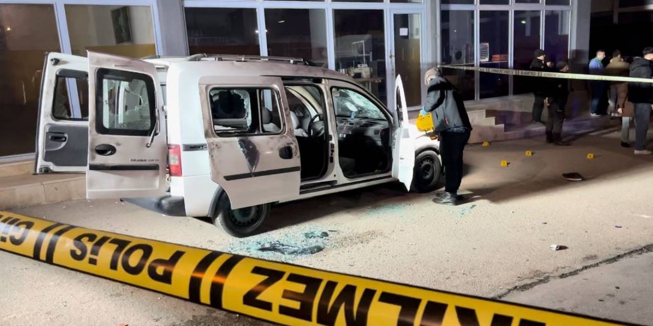 Bursa’da Alacak Verecek Meselesinde Silahlar Konuştu: Kurşun Yağdırılan Otomobilden Sağ Çıktılar