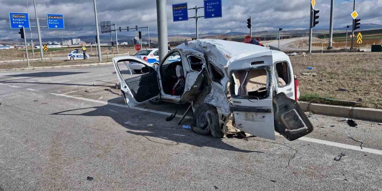 Tır İle Hafif Ticari Araç Çarpıştı: 1 Yaralı