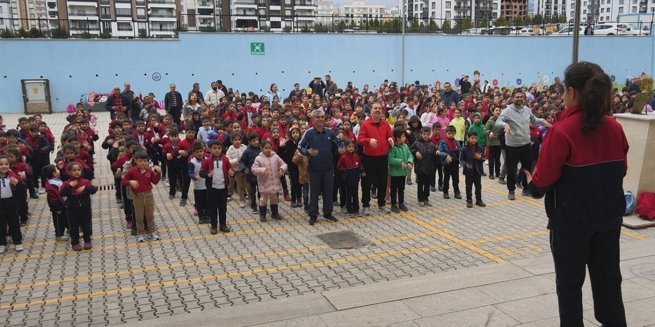 Öğrenciler Ders Öncesi Spor Yaptı