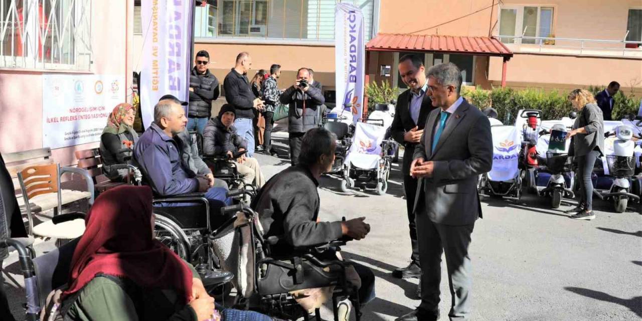 Niğde’de Hayırseverler Tarafından 20 Engelliye Akülü Araba Hediye Edildi