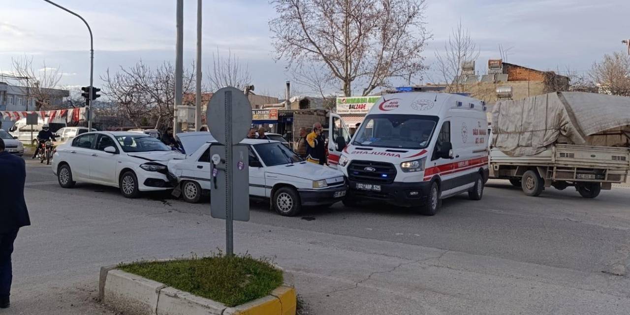 İki Otomobil, Bir Ambulans Çarpıştı: 1 Yaralı