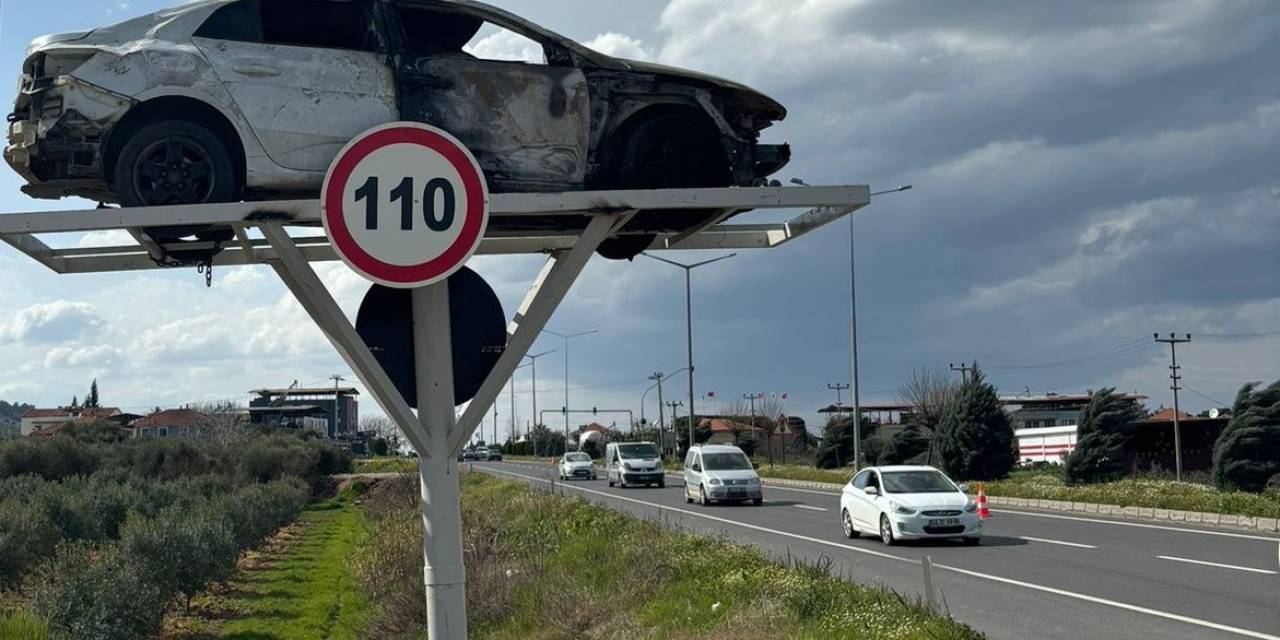 Manisa’da Sürücüler Kaza Yapmış Araba Levhalarıyla Uyarılıyor