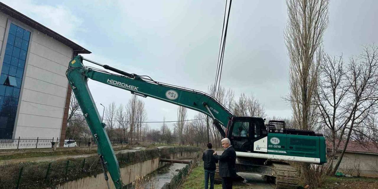 Hisarcık Kocaçay Ve Küçükçay’da Zemin Temizleme Çalışması