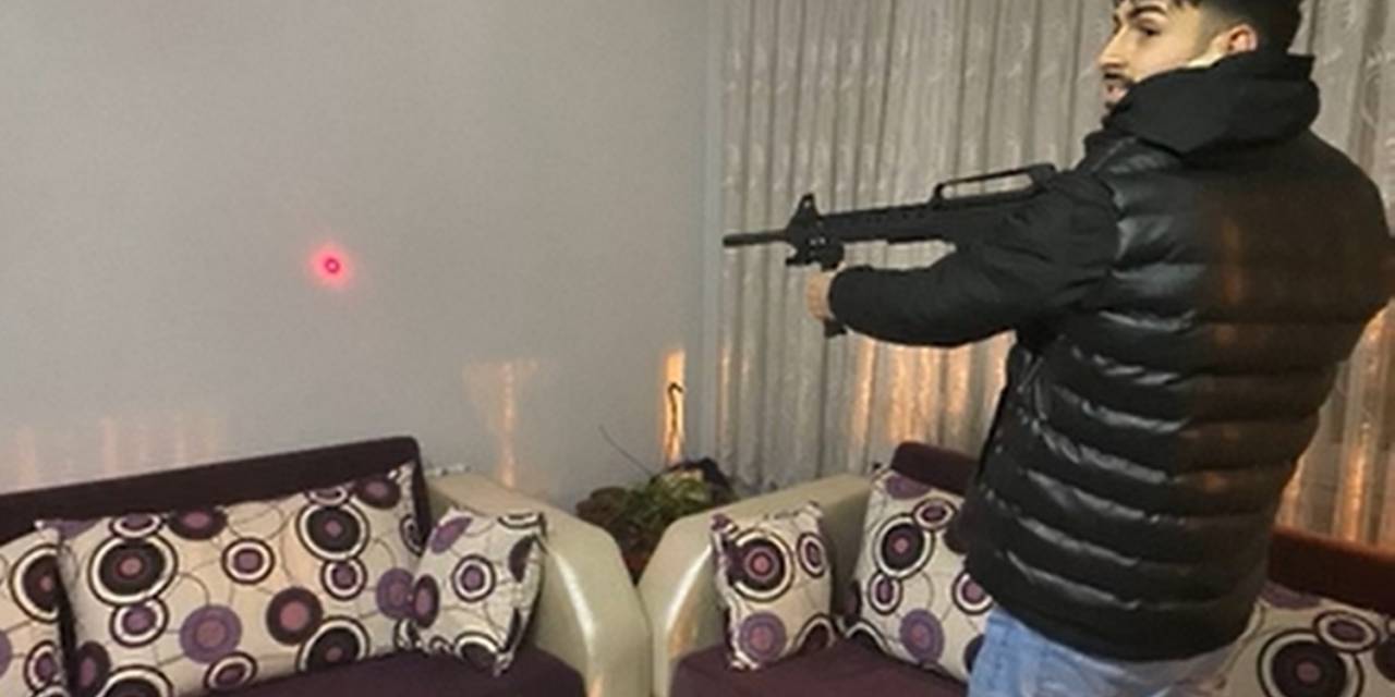 Kız Arkadaşını Öldüren Gencin Silahlı Fotoğrafları Ortaya Çıktı