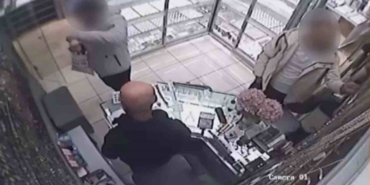 10 Bin Lira Değerindeki Takıyı Çalan Hırsızlar Kameraya Yakalandı