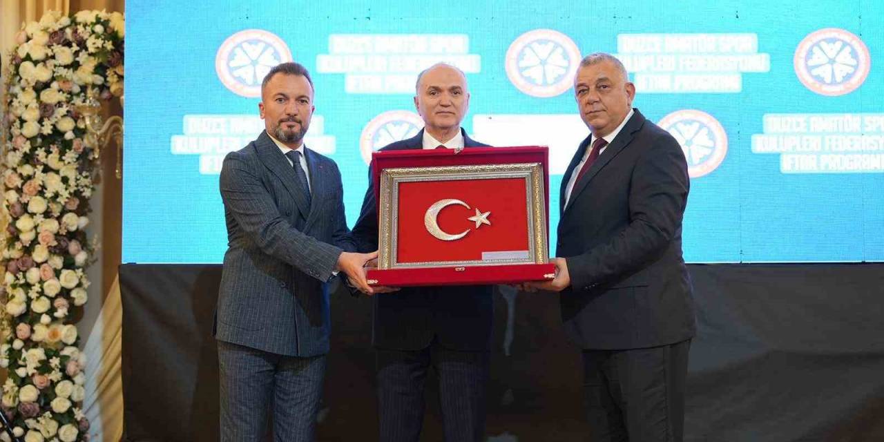 Başkan Özlü’ye Spor Camiasından Plaket