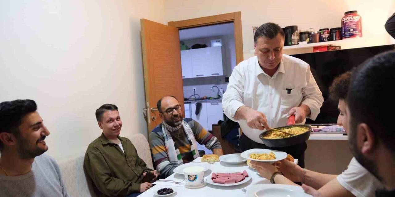 Özkan Alp Öğrenci Evinde Sahur Yaptı