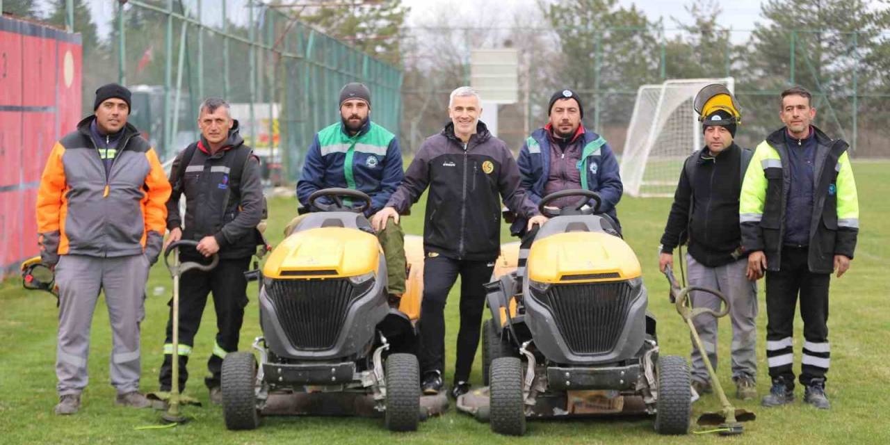 Odunpazarı Belediyesi Tarafından Eskişehirspor Tesislerindeki Sahanın Çimleri Biçildi