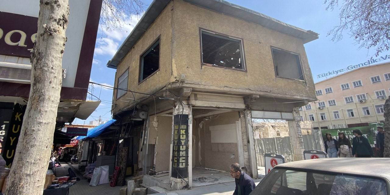 Kolonları Kırılan Ağır Hasarlı Yapı Vatandaşları Korkutuyor