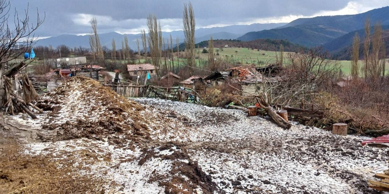 Osmancık’ta Leblebi Büyüklüğünde Dolu Yağdı