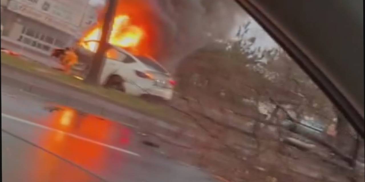 Kazada Savrulan Elektrikli Otomobil Alev Alev Yandı