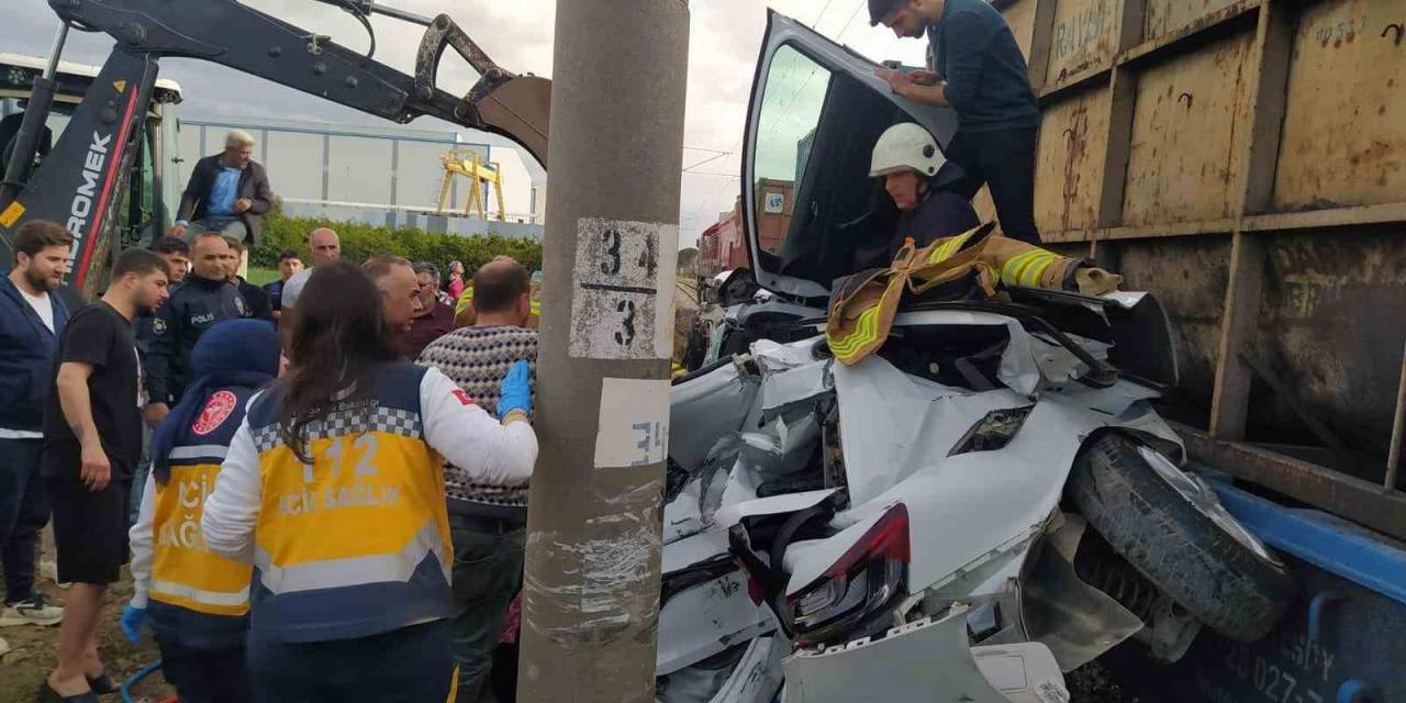 Hatay’da Feci Kaza: Trenin Çarptığı Araç Hurdaya Döndü, Sürücü Ağır Yaralandı