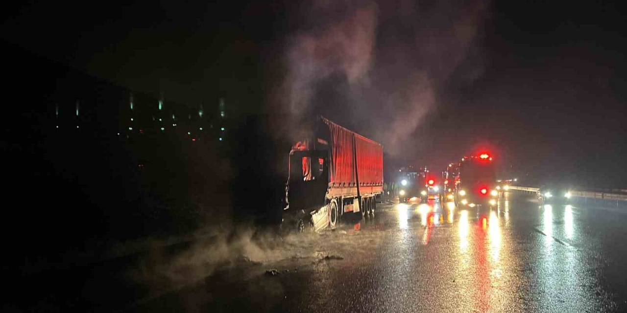 Kuzey Marmara Otoyolu’nda Asit Yüklü Tır Alev Alev Yandı
