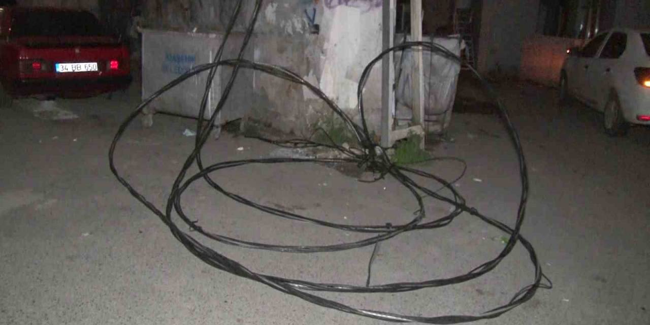 Kontrolden Çıkan Kamyonet Elektrik Direklerine Çarpıp Kaçtı