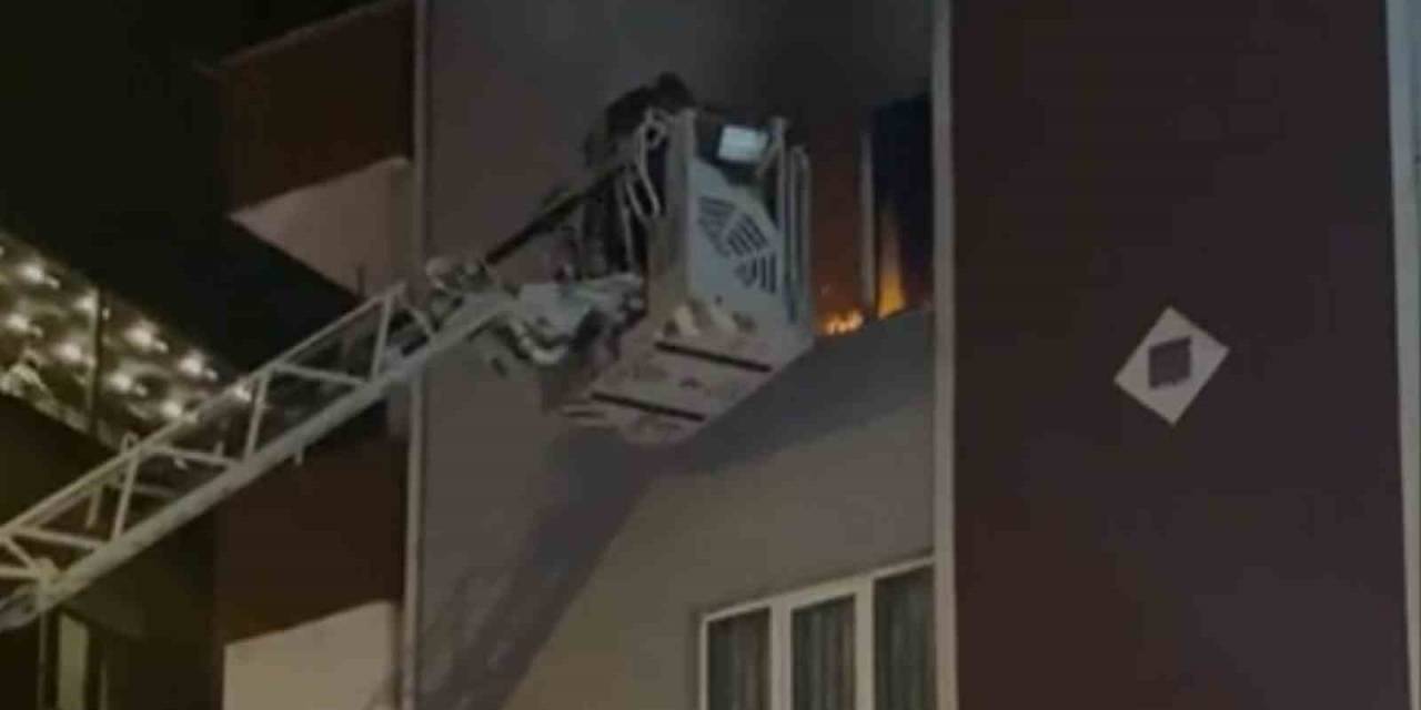 7 Katlı Apartmanda Yangın: Daire Alevlere Teslim Oldu