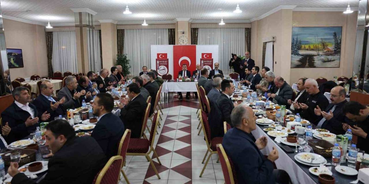 Vali Eldivan Kurum Amirleriyle İftar Programında Bir Araya Geldi