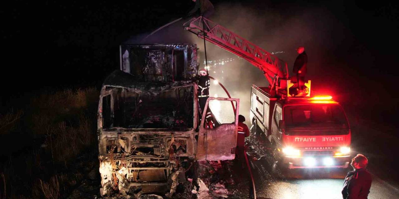 Edirne’de Domates Yüklü Tır Yanarak Hurdaya Döndü