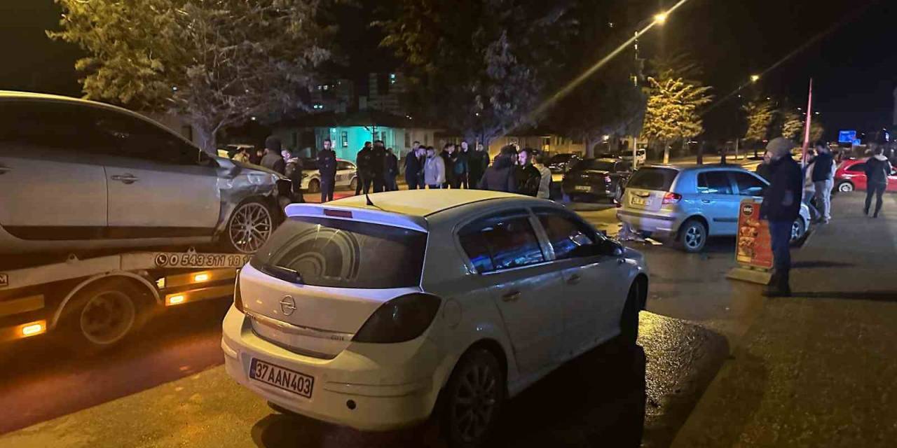 Kastamonu’da Çarpışan Otomobiller Park Halindeki Araçlara Çarptı: 1 Yaralı