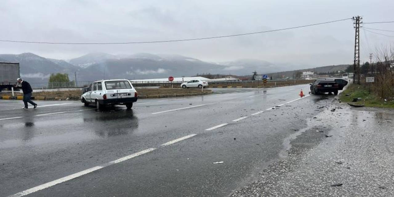 D100’de İki Otomobil Çarpıştı: 5 Yaralı