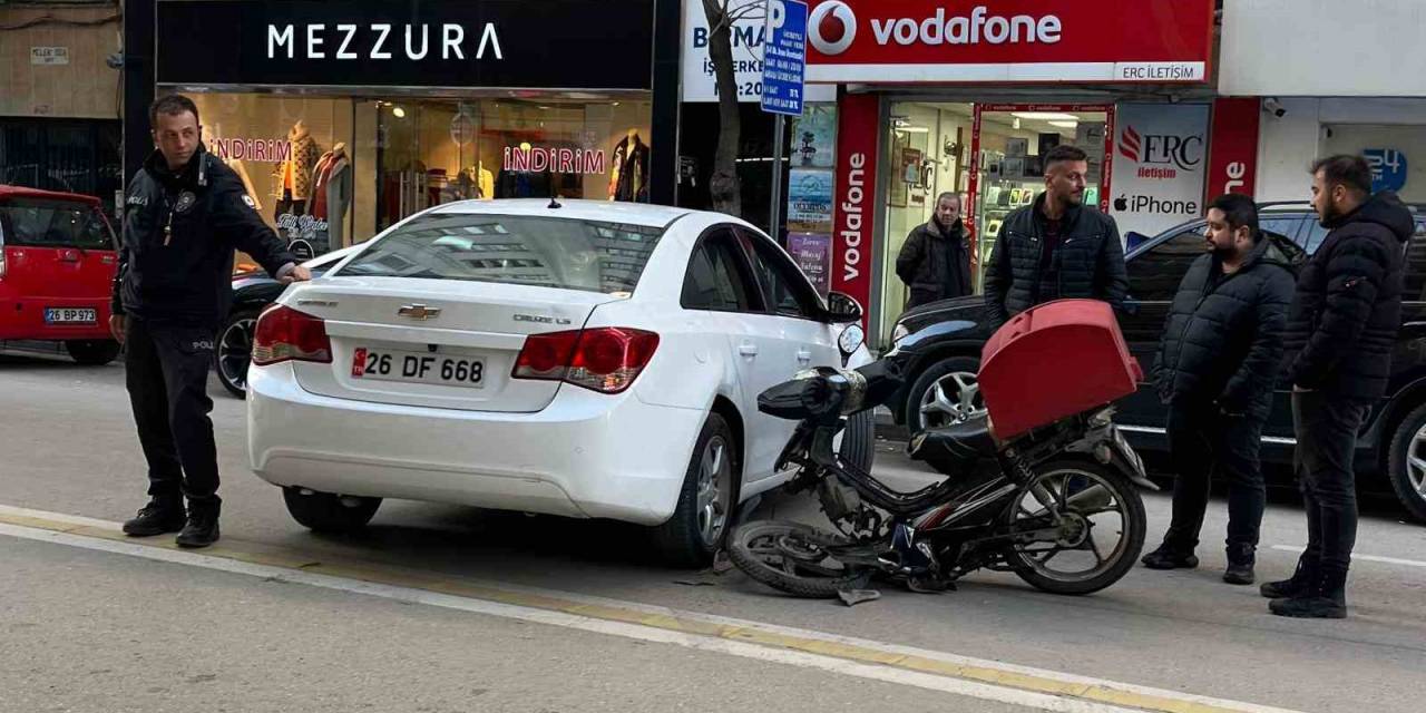 Otomobile Çarparak İkiye Bölünen Motosikletin Sürücüsü Yaralandı