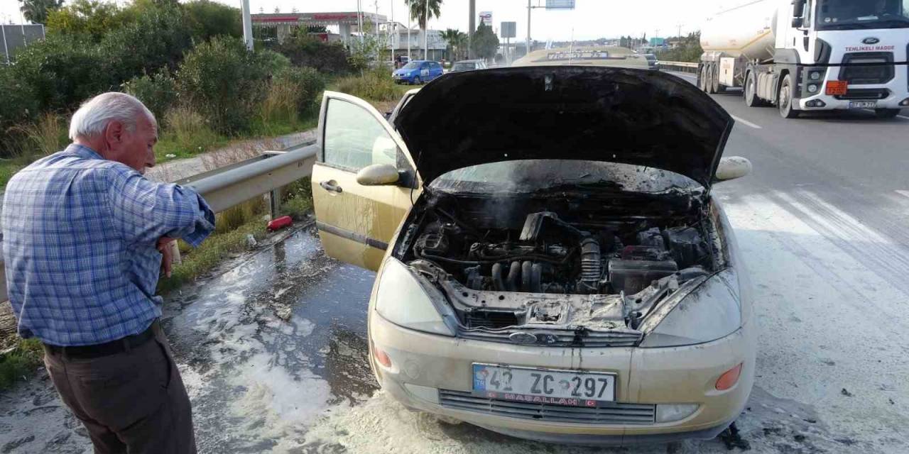 Seyir Halinde Alev Alan Otomobilin Yardımına Vatandaşlar Koştu