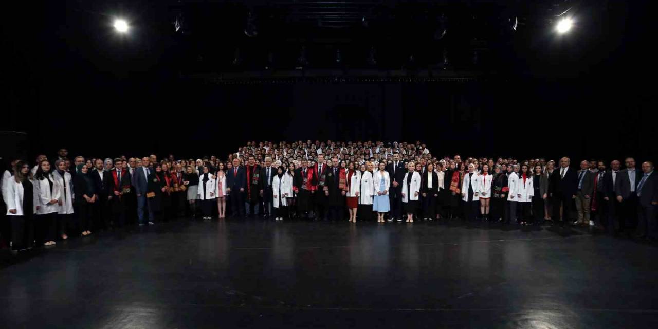 Atatürk Üniversitesi’nde Tıp Bayramı Ve Geleneksel Önlük Giydirme Töreni