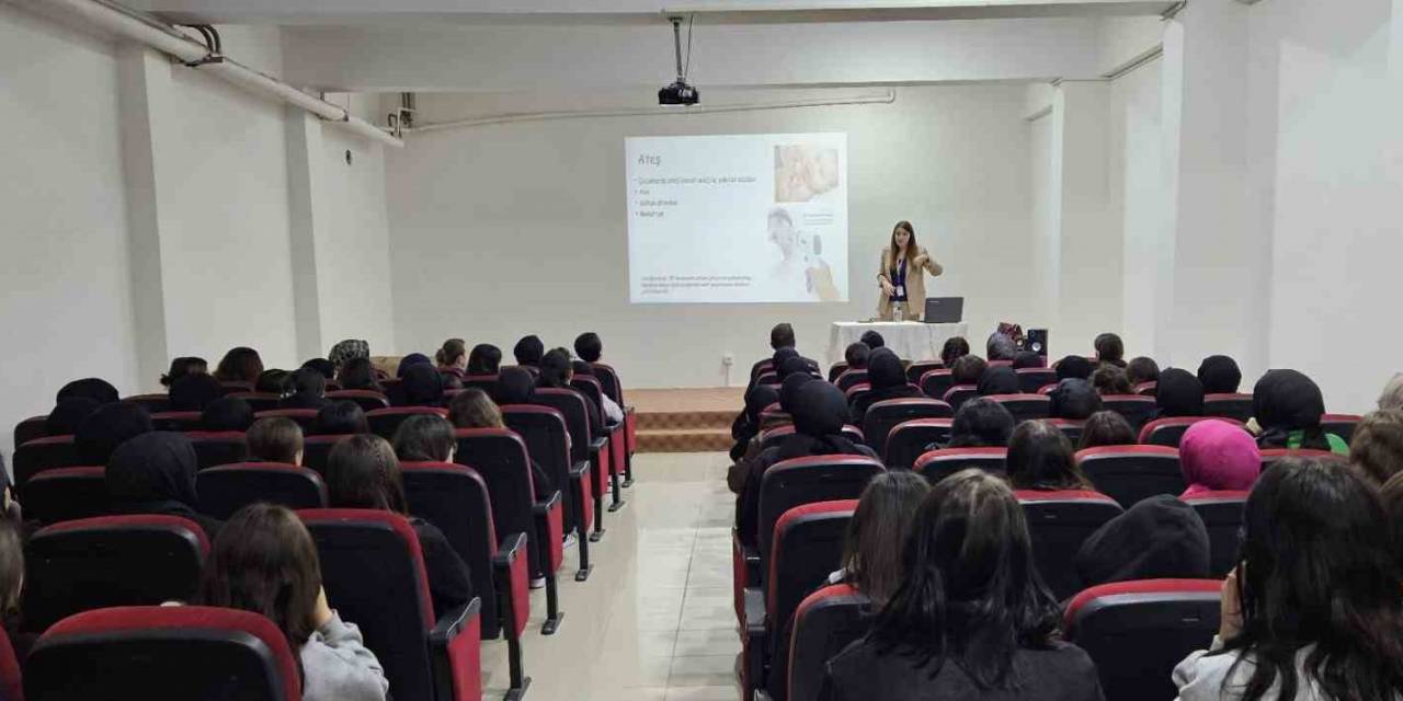 Çocuk Gelişimi Öğrencilerine Aşı Takvimi Anlatıldı