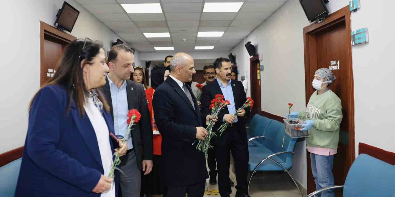 Başkan Söğüt’ten Sağlık Çalışanlarına Karanfil