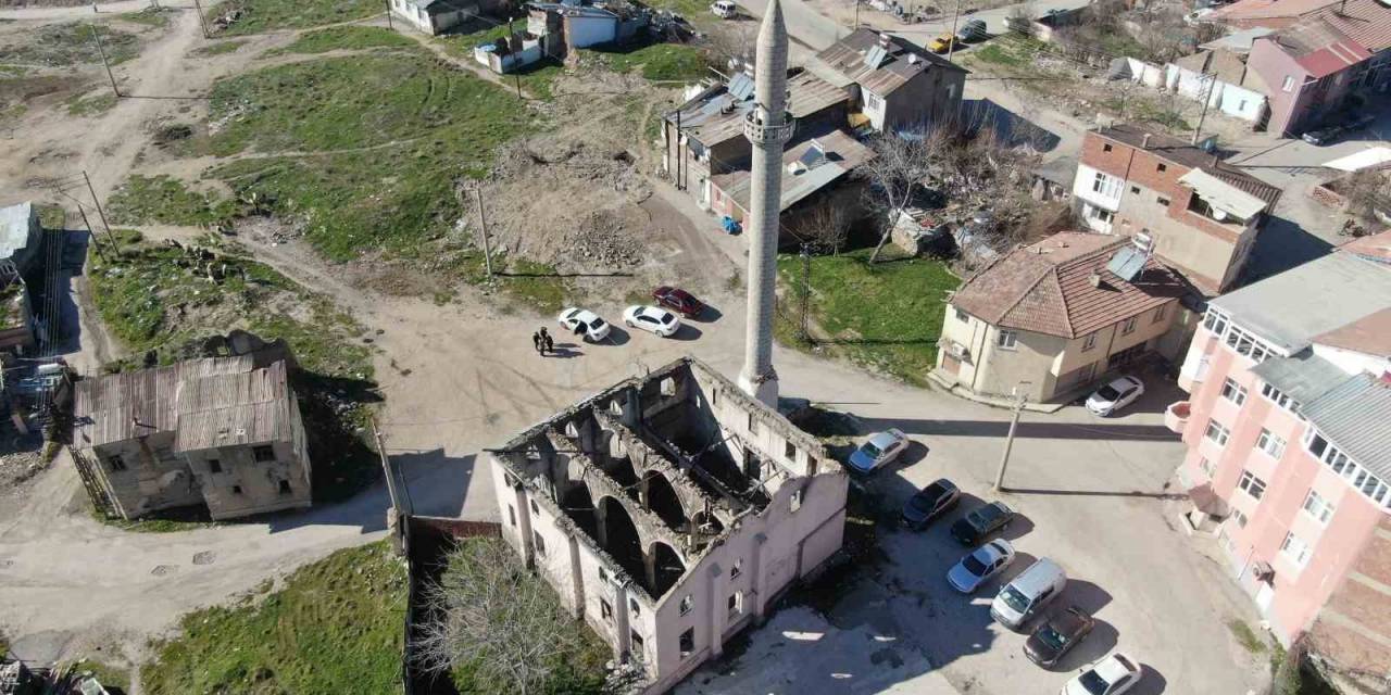 300 Yıllık Cami Bakımsızlıktan Harabeye Döndü