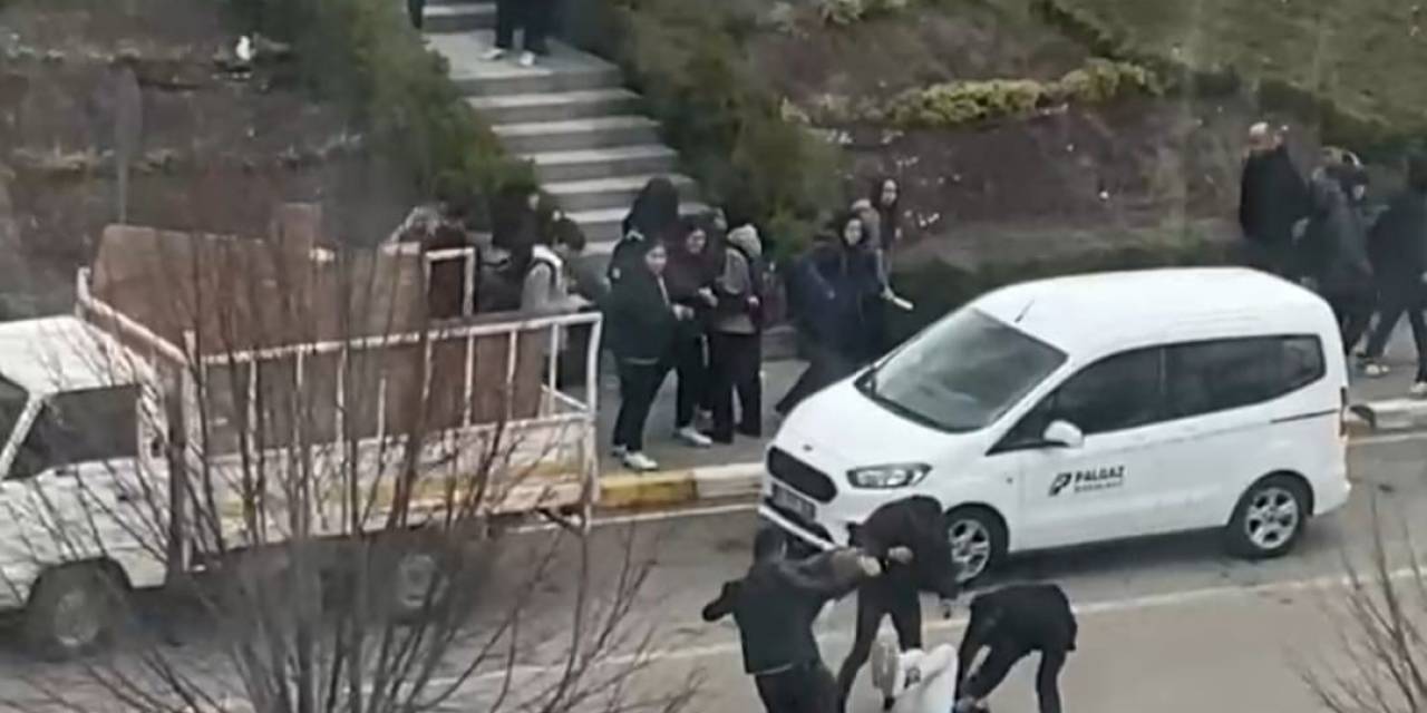 Motosikletliyi Gafil Avladılar: 4 Kişi Önünü Kesip Tekme Ve Yumruklarla Saldırdı