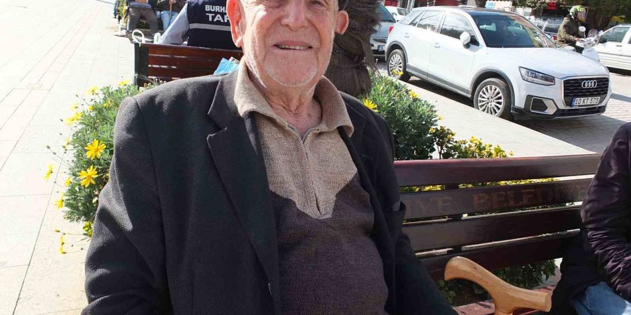 Hasan Dede, Burhaniye’nin Ayaklı Tarihi Oldu