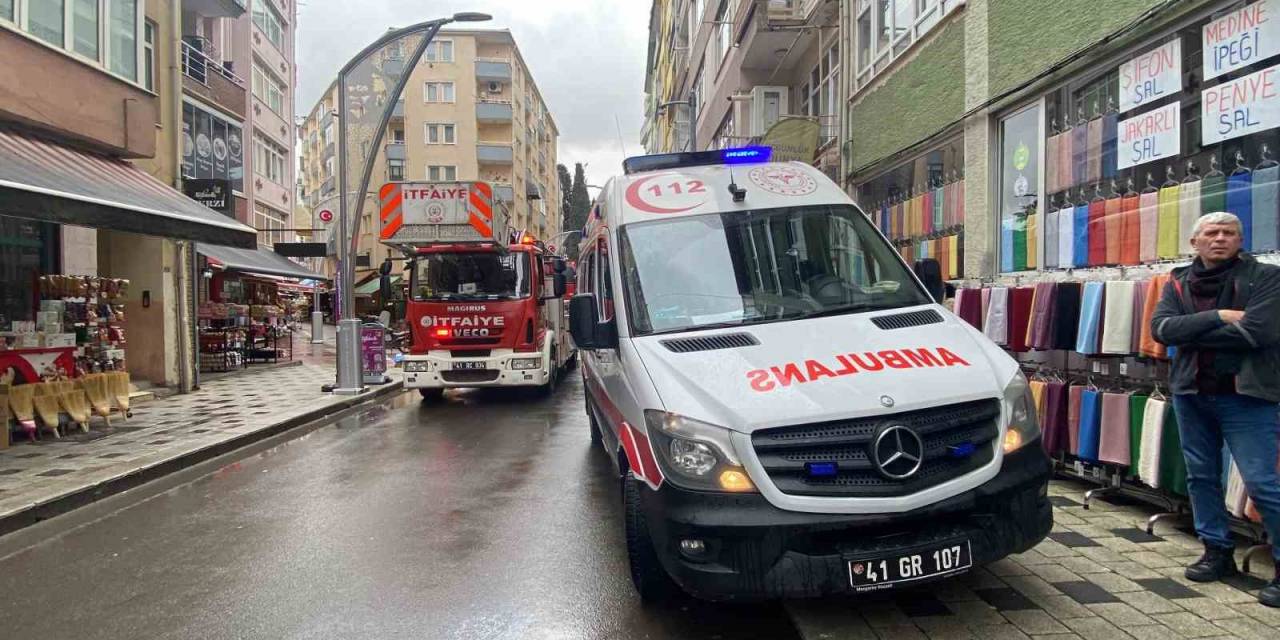 Kocaeli’de Mağazanın Deposunda Yangın