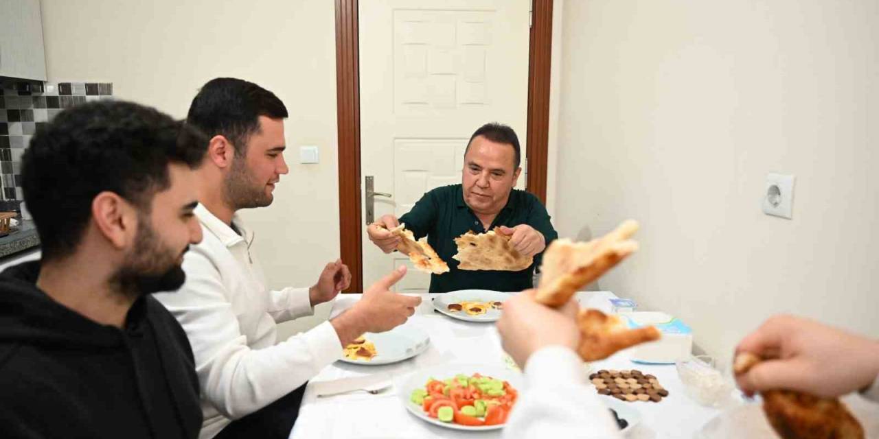 Başkan Böcek Sahurunu Öğrencilerle Yaptı