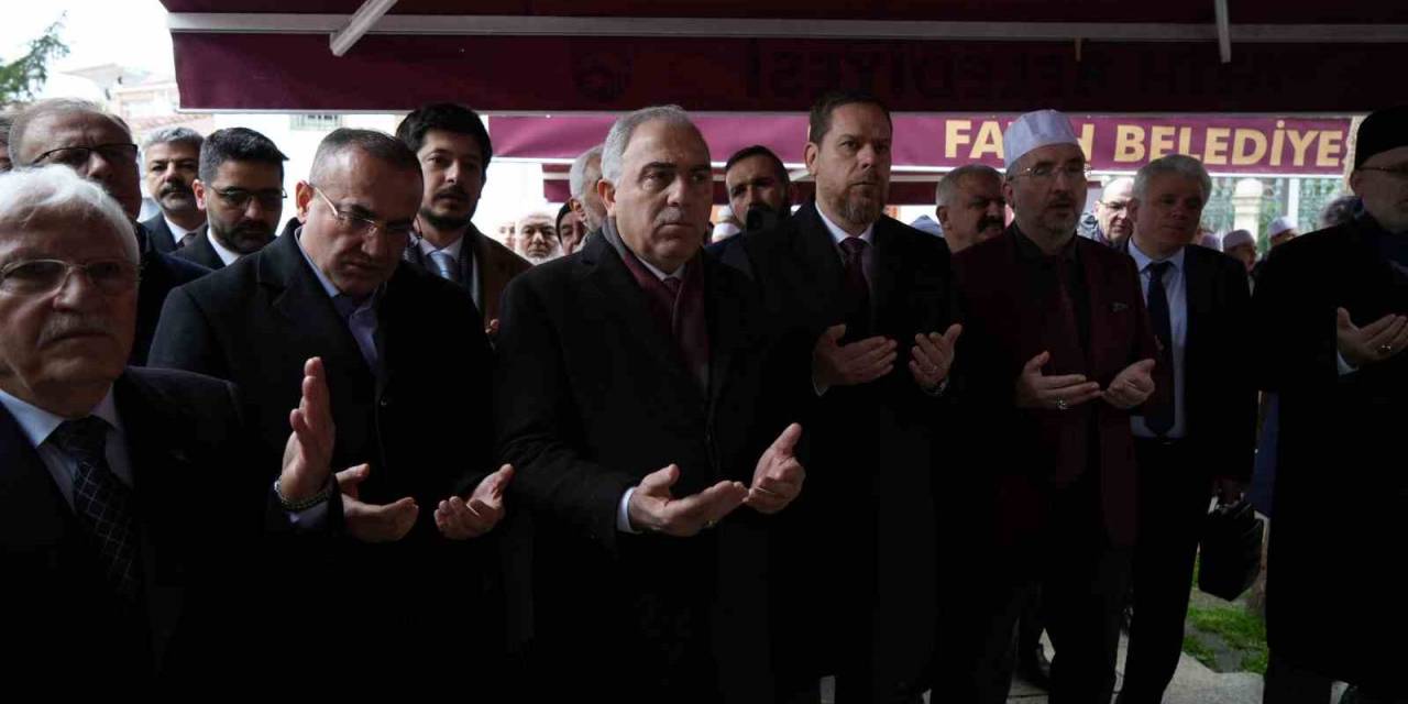 Kutsal Emanetlerden Hırka-i Şerif Ziyarete Açıldı