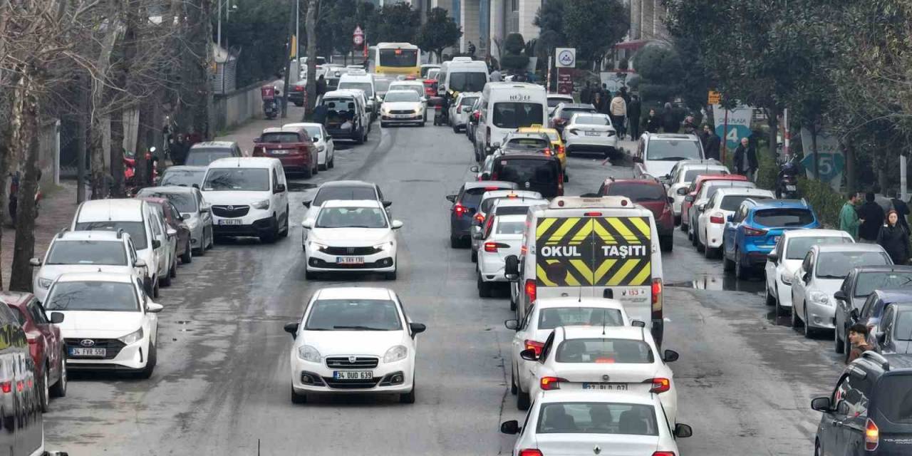 Bahçelievler’de Trafik Çilesi: 200 Metre Mesafe 25 Dakikada Gidiliyor