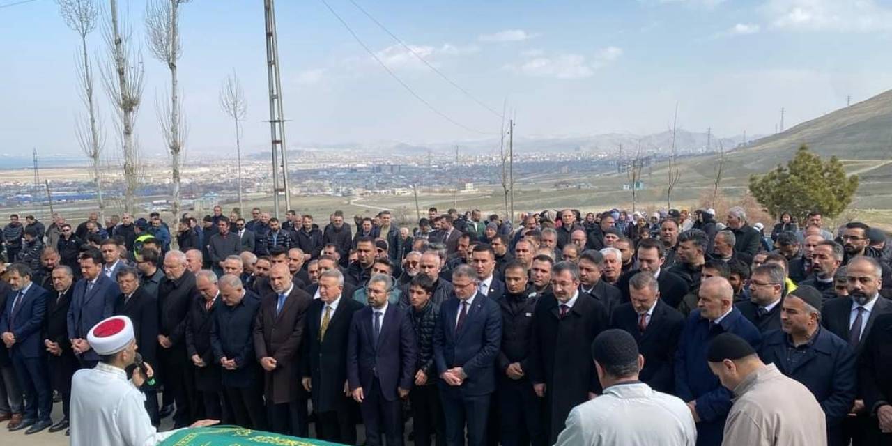 Geçirdiği Trafik Kazası Sonrası Hayatını Kaybeden Ak Partili Eryiğit Toprağa Verildi