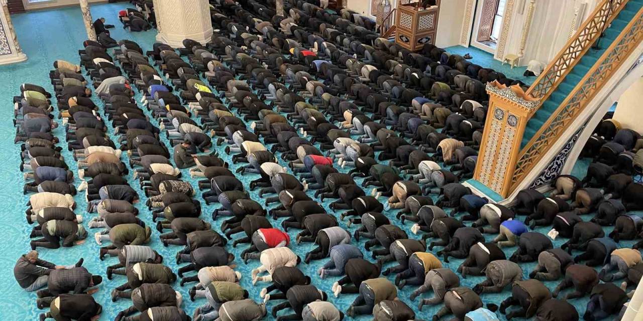 Zonguldak’ta Ramazan Ayı’nın İlk Cuma Namazı Kılındı