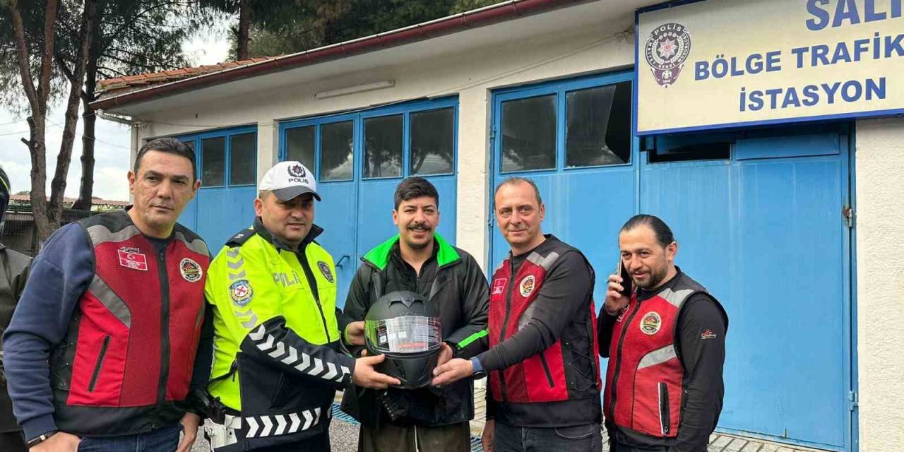 Salihli’de Moto Kuryelere Kask Ve Yelek Hediye Edildi